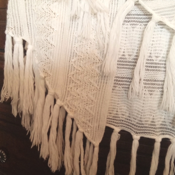 Vintage Knit Shawl with Golden Thread Chevron Pattern - Picture 5 of 9